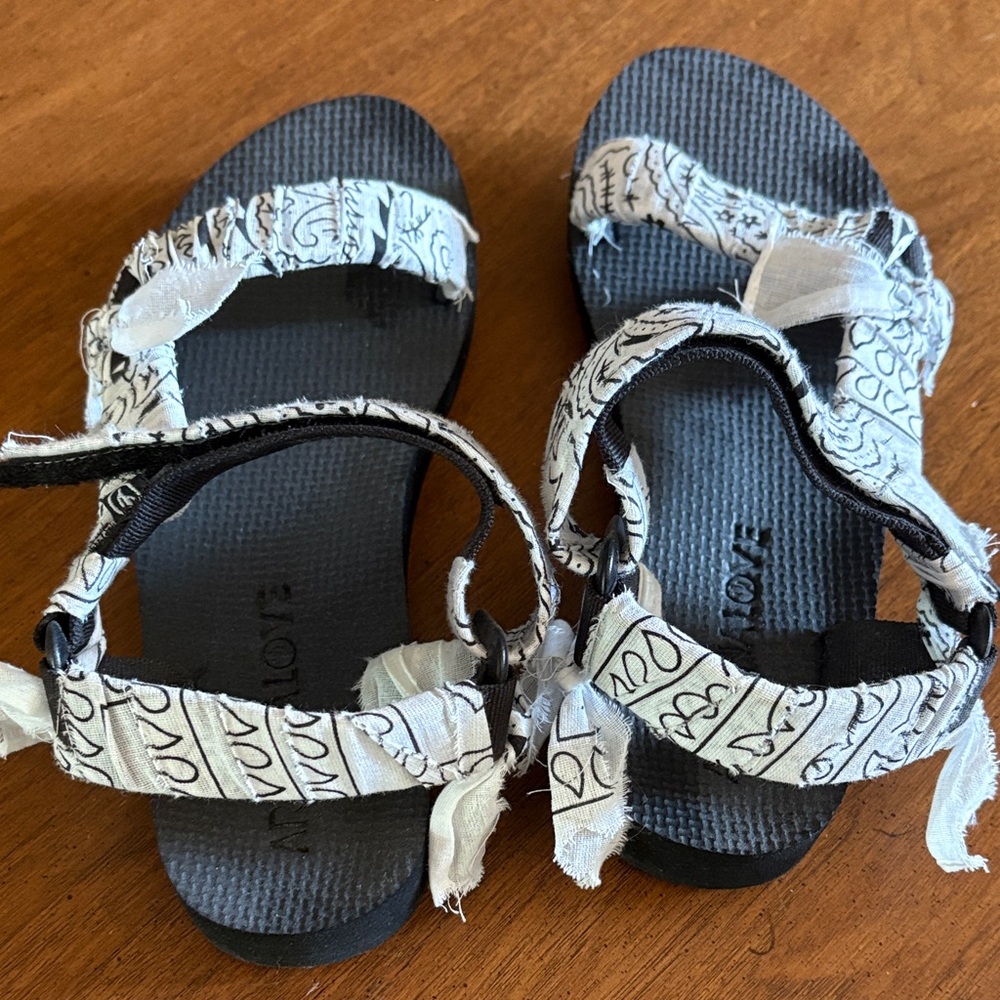 NEW Arizona Love Trekky Bandana White Black Sandals size 7 - Picture 3 of 5